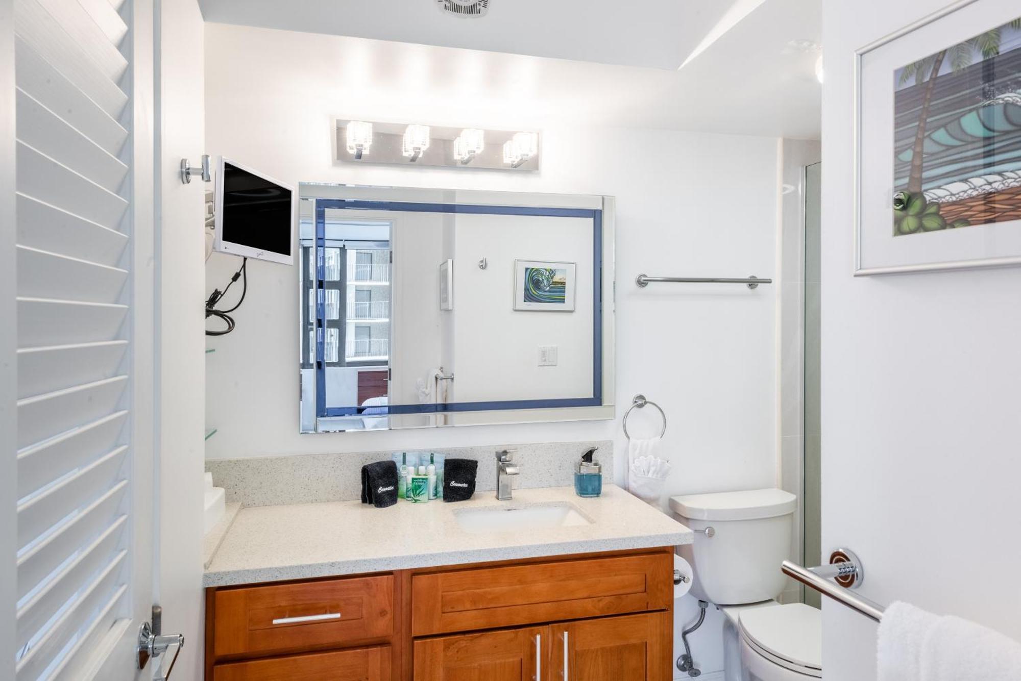 Bright Waikiki With Ocean Views, King Bed, Full Kitchen & Free Parkkng Apartment Honolulu