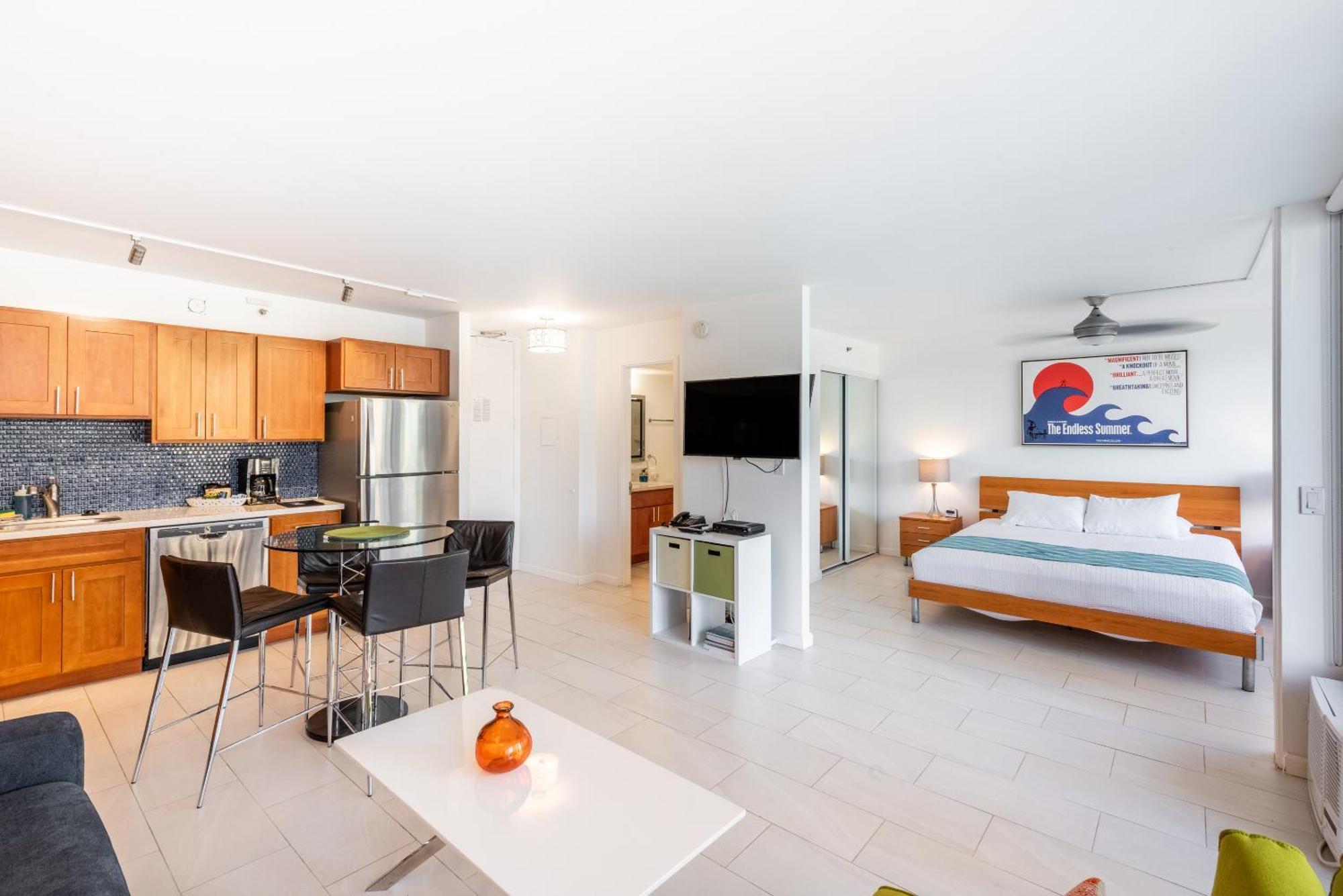 Bright Waikiki With Ocean Views, King Bed, Full Kitchen & Free Parkkng