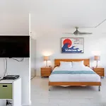 Bright Waikiki Condo With Ocean Views, King Bed, Full Kitchen & Free Parkkng