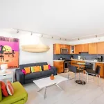 Bright Waikiki Condo With Ocean Views, King Bed, Full Kitchen & Free Parkkng