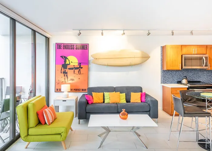 Bright Waikiki Condo With Ocean Views, King Bed, Full Kitchen & Free Parkkng