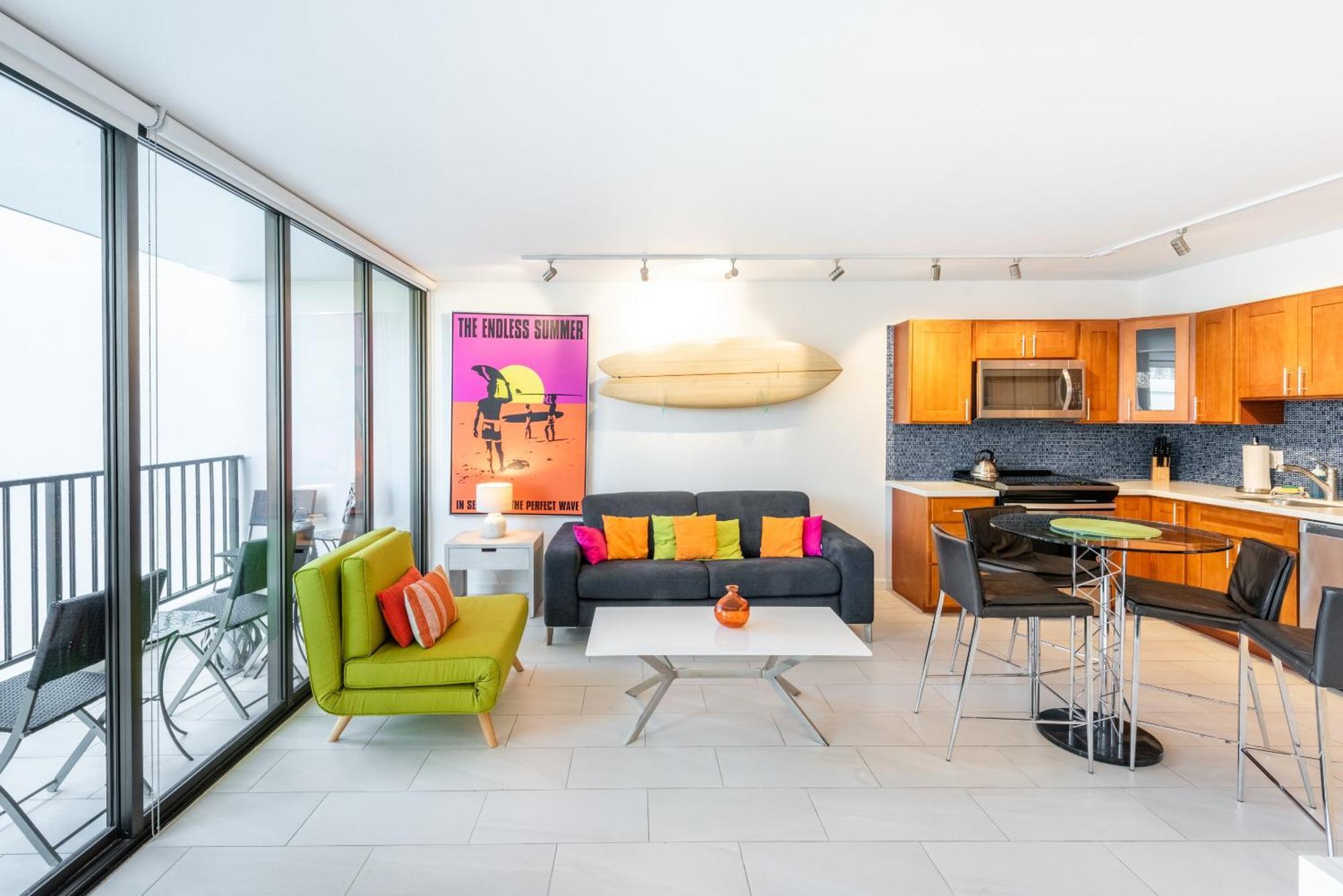 Bright Waikiki With Ocean Views, King Bed, Full Kitchen & Free Parkkng Apartment