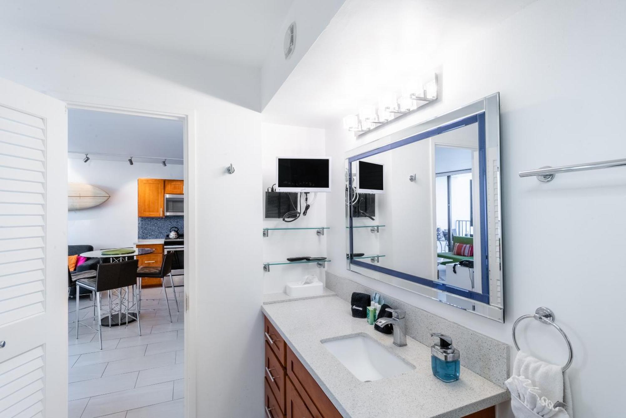Apartment Bright Waikiki With Ocean Views, King Bed, Full Kitchen & Free Parkkng *