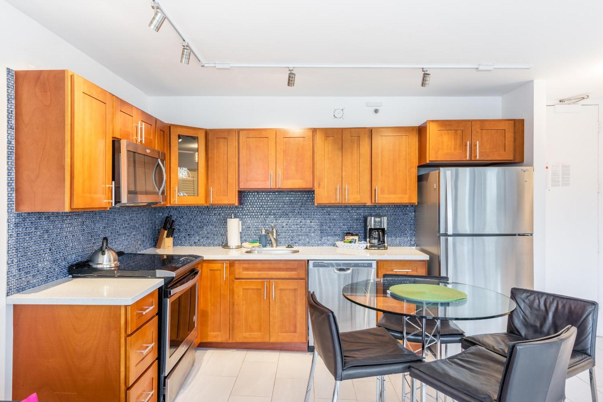 Bright Waikiki With Ocean Views, King Bed, Full Kitchen & Free Parkkng Honolulu