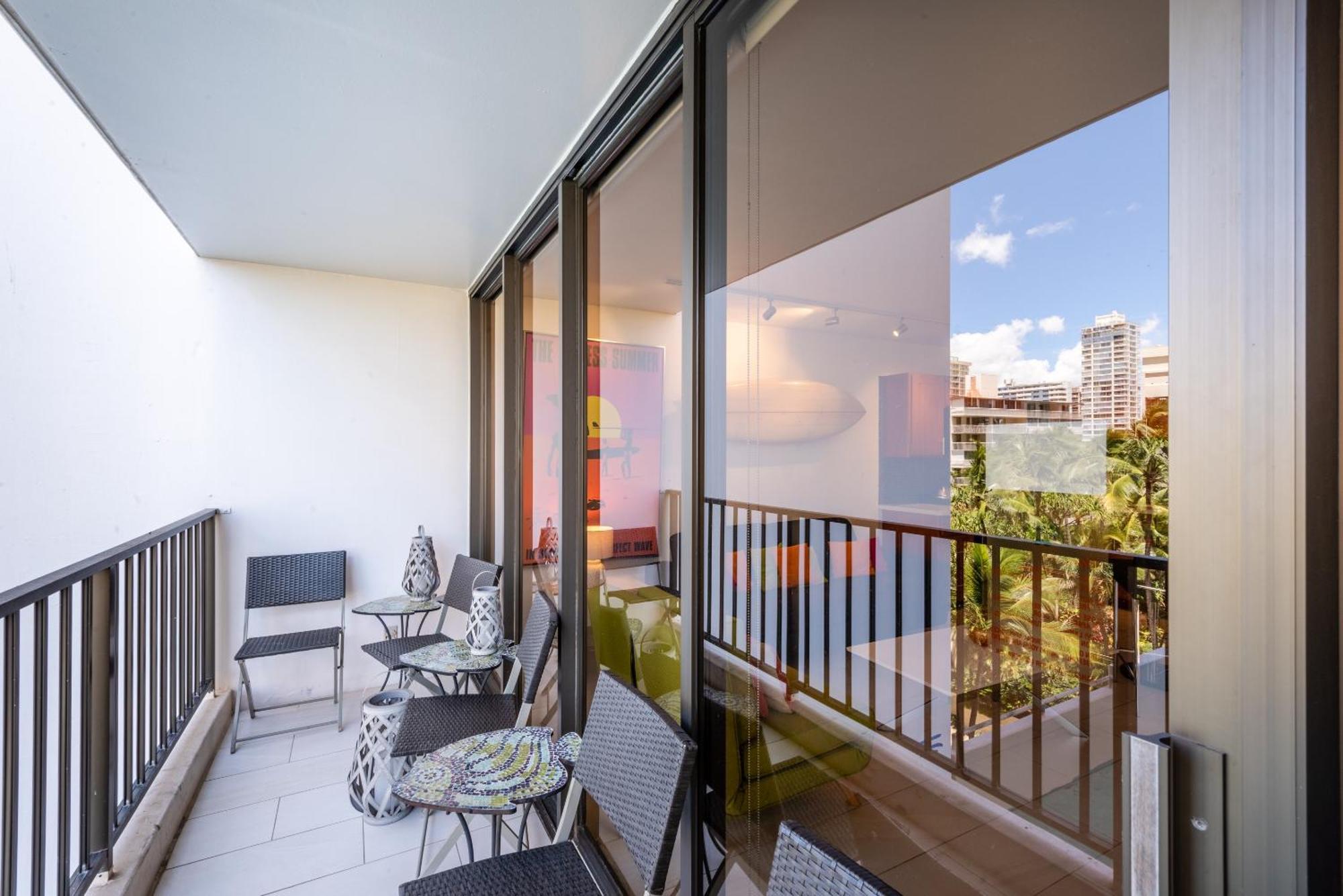 Bright Waikiki With Ocean Views, King Bed, Full Kitchen & Free Parkkng Apartment *