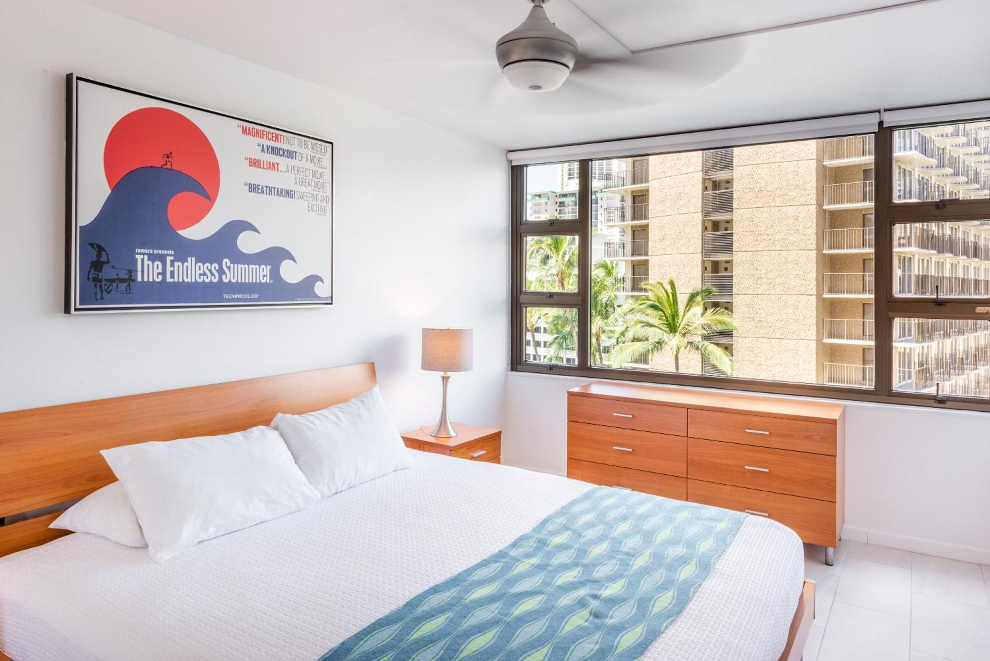 Bright Waikiki With Ocean Views, King Bed, Full Kitchen & Free Parkkng *